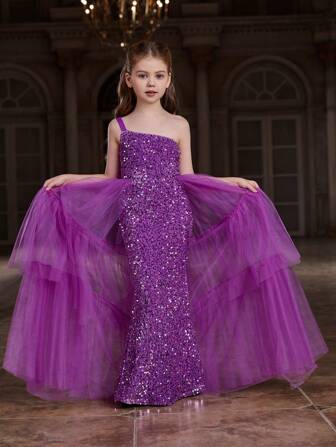 少女单肩及地亮片晚礼服，搭配多层薄纱裙和合身廓形——优雅迷人，适合婚礼、庆典或鸡尾酒会