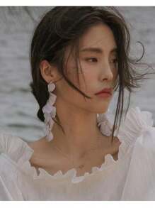 Vintage White Petal And Leaf Shaped Long Earrings - Retro Style White Petal Leaf Long Earrings - View 2