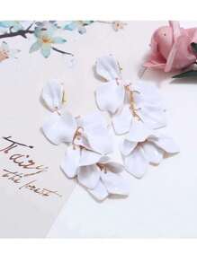 Vintage White Petal And Leaf Shaped Long Earrings - Retro Style White Petal Leaf Long Earrings - View 4