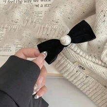 1個女士黑色蝴蝶結&珍珠裝飾天鵝絨邊髮夾,用黑色天鵝絨和白色珍珠材料優雅且高端,適用於休閒場合,可為任何服裝增添溫柔和奢華的風格。 - 黑色 - 查看 1