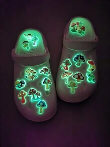 新品上市-可拆卸5個裝飾pvc扣釦,適用於透氣沙灘鞋。20入組彩色夜光蘑菇裝飾鞋扣,插入式扣釦。請參閱扣釦的詳細檢查圖片。 - 彩色 - 查看 1