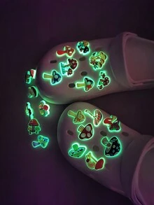 新品上市-可拆卸5個裝飾pvc扣釦,適用於透氣沙灘鞋。20入組彩色夜光蘑菇裝飾鞋扣,插入式扣釦。請參閱扣釦的詳細檢查圖片。 - 彩色 - 查看 7