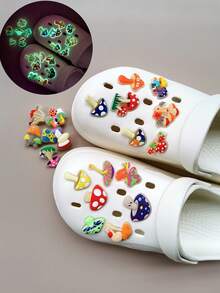 新品上市-可拆卸5個裝飾pvc扣釦,適用於透氣沙灘鞋。20入組彩色夜光蘑菇裝飾鞋扣,插入式扣釦。請參閱扣釦的詳細檢查圖片。 - 彩色 - 查看 5