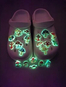 新品上市-可拆卸5個裝飾pvc扣釦,適用於透氣沙灘鞋。20入組彩色夜光蘑菇裝飾鞋扣,插入式扣釦。請參閱扣釦的詳細檢查圖片。 - 彩色 - 查看 3