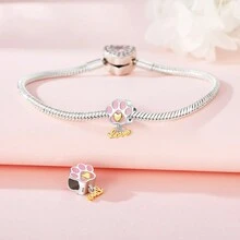 1 件镀银心形和字母“爱”和狗爪形串珠饰物，可制作成 DIY 手链和项链，是送给姐妹的绝妙礼物 - 杏色 - 查看 3