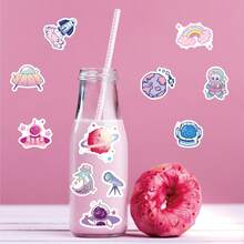 100入組星空貼紙,配有太陽系彩色卡通宇宙行星設計以裝飾手機,每個貼紙的尺寸為3-5cm - 淡紫色 - 查看 2