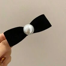 1個女士黑色蝴蝶結&珍珠裝飾天鵝絨邊髮夾,用黑色天鵝絨和白色珍珠材料優雅且高端,適用於休閒場合,可為任何服裝增添溫柔和奢華的風格。 - 黑色 - 查看 6