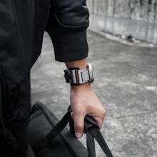 1入組升級版尼龍鉤面黑色手錶帶，適用於Apple Watch Ultra Band + 1入組金屬手錶帶，適用於Apple Watch S9/8/7/6/Se + 1入組矽膠保護膜，鈦色，適用於Apple Watch Ultra Band - 黑色 - 查看 4