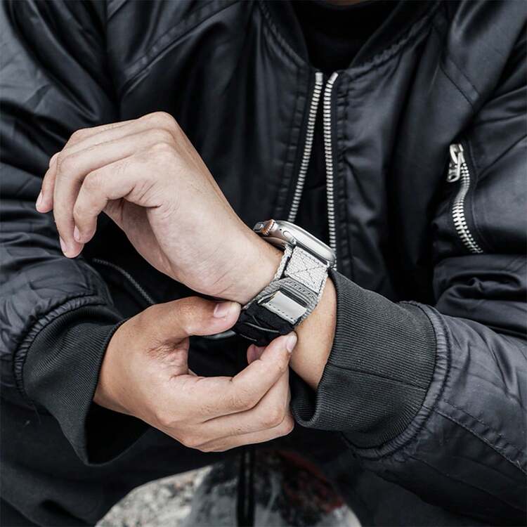 1入組升級版尼龍鉤面黑色手錶帶，適用於Apple Watch Ultra Band + 1入組金屬手錶帶，適用於Apple Watch S9/8/7/6/Se + 1入組矽膠保護膜，鈦色，適用於Apple Watch Ultra Band - 黑色 - 查看 6