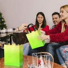 7 件裝不織布漸層禮品袋套裝適用於節慶、派對和購物包裝 - 紅白色 - 查看 4