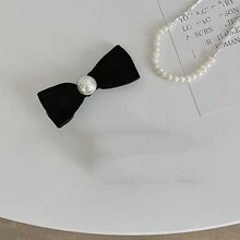 1個女士黑色蝴蝶結&珍珠裝飾天鵝絨邊髮夾,用黑色天鵝絨和白色珍珠材料優雅且高端,適用於休閒場合,可為任何服裝增添溫柔和奢華的風格。 - 黑色 - 查看 4