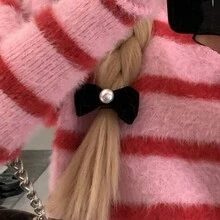 1個女士黑色蝴蝶結&珍珠裝飾天鵝絨邊髮夾,用黑色天鵝絨和白色珍珠材料優雅且高端,適用於休閒場合,可為任何服裝增添溫柔和奢華的風格。 - 黑色 - 查看 3