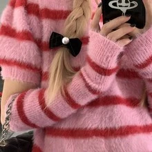 1個女士黑色蝴蝶結&珍珠裝飾天鵝絨邊髮夾,用黑色天鵝絨和白色珍珠材料優雅且高端,適用於休閒場合,可為任何服裝增添溫柔和奢華的風格。 - 黑色 - 查看 2