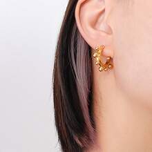 1對極簡主義幾何形耳環,極簡設計和中空細節-非常適合女性的日常穿著和休閒時尚服裝 - 金色 - 查看 3