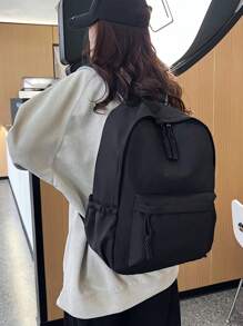1个尼龙纯色休闲背包，适合学生、上课、旅行和女性使用，可装学习用品，是理想的书包、返校背包之选，容量大，轻便易携，经典休闲风格。适合青少年、女性、大学生、年轻职业人士和上班族，是返校、开学第一天、大学、中学、高中、户外活动、旅行和徒步旅行的完美之选。 - 黑色 - 查看 3
