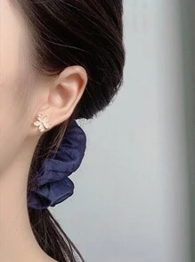 一對優雅的白玉花朵耳釘,適用於女性,是多用途的奢華日常飾品 - 耳環 - 查看 1