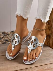 Sandali Piatti Metallizzata Per Ragazze Con Posta Del Piede, Stile Europeo E Americano, Comodi E Traspiranti, Infradito Da Spiaggia, Pantofole Slip-on Per La Primavera/estate, Colore Argento Con Motivo Hollow Out