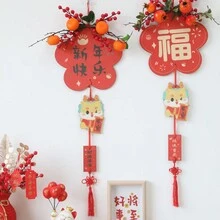 1個掛在牆上的木製「福」字裝飾物,附有人造石榴、柿子、橘子、花朵和假花長壽結吊飾,非常適合家居、新居、客廳、門、新年裝飾