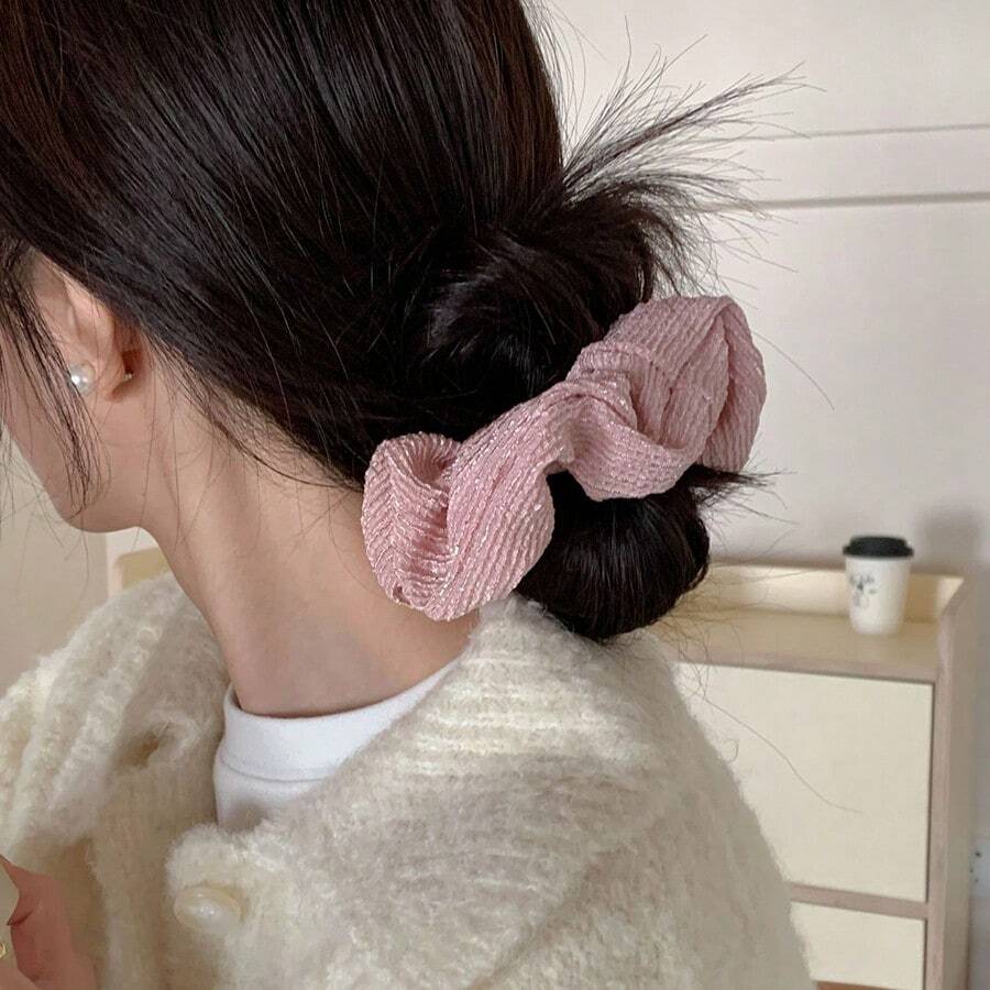 1入大女生韓式粉色褶皺頭髮束帶,可讓你在綁一個可愛的高馬尾時顯得更年輕。非常適合日常約會穿著。
