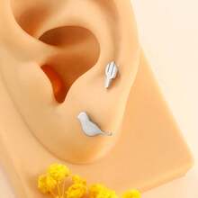 1對不鏽鋼螺紋耳針,帶精緻的鳥類設計,適合女性日常佩戴 - 小鳥 - 查看 3