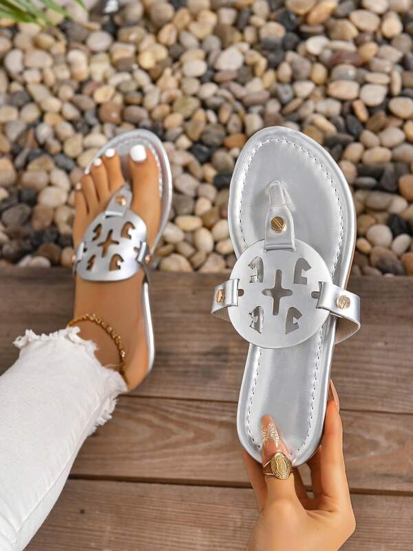 Mädchen Metallische Leder Flache Sandalen Mit Zehenpost, Europäischer Und Amerikanischer Stil, Bequeme Und Atmungsaktive Strand Flip Flops Slipper Für Frühling/sommer, Silber Farbiges Hohlmuster