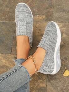 時尚的輕便低跟運動鞋,鞋面採用透氣網布,設計簡潔,適合女性輕鬆穿著與多種穿搭 - 灰色 - 查看 3