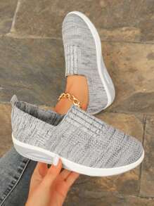 時尚的輕便低跟運動鞋,鞋面採用透氣網布,設計簡潔,適合女性輕鬆穿著與多種穿搭 - 灰色 - 查看 2