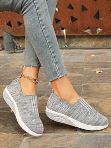 時尚的輕便低跟運動鞋,鞋面採用透氣網布,設計簡潔,適合女性輕鬆穿著與多種穿搭 - 灰色 - 查看 5