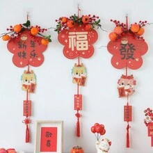 1個掛在牆上的木製「福」字裝飾物,附有人造石榴、柿子、橘子、花朵和假花長壽結吊飾,非常適合家居、新居、客廳、門、新年裝飾