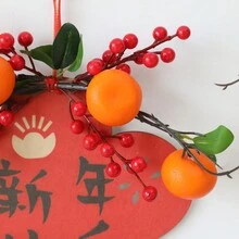 1個掛在牆上的木製「福」字裝飾物,附有人造石榴、柿子、橘子、花朵和假花長壽結吊飾,非常適合家居、新居、客廳、門、新年裝飾