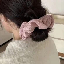 1入大女生韓式粉色褶皺頭髮束帶,可讓你在綁一個可愛的高馬尾時顯得更年輕。非常適合日常約會穿著。