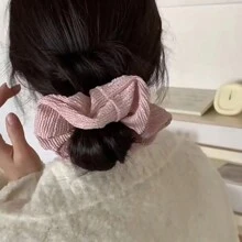 1入大女生韓式粉色褶皺頭髮束帶,可讓你在綁一個可愛的高馬尾時顯得更年輕。非常適合日常約會穿著。