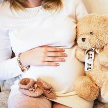 1 件新妈妈礼物，适合女性，准妈妈手链，适合新父母的怀孕礼物，带足迹，第一次母亲节妈妈准妈妈手链礼物