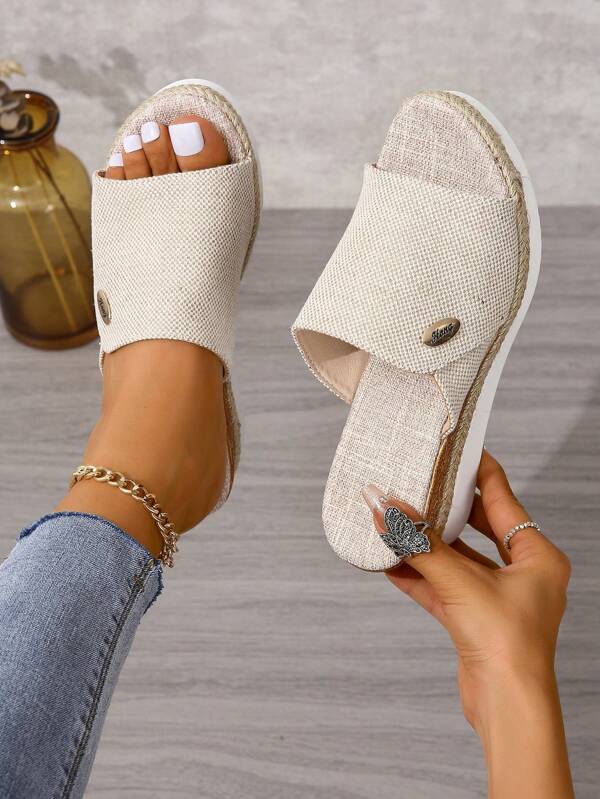 Nuove scarpe da donna taglie forti per l"estate, esportazione di pantofole piatte e comode con tacco a zeppa e suola spessa in stile europeo e americano