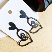 1對時尚極簡主義金色可愛心形垂墜耳環 - 大小桃心 - 查看 3