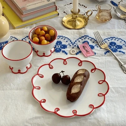 1 ชิ้น จานเซรามิคสีขาวขอบแดง รูปแบบคลื่นวินเทจเงางาม สไตล์ INS สำหรับเค้ก ผลไม้ อาหารเช้า สเต็ก หรือจานปิ้งขนมปัง ในชุดโต๊ะอาหารของขวัญคริสต์มาส