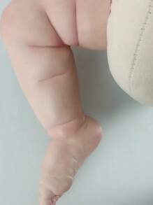 GUESSBELLY 60公分24英寸逼真柔軟矽膠重生女嬰瑪蒂寶貝娃娃,具有3d繪製皮膚和顯著的靜脈,可愛的裝扮玩具生日禮物 - 灰色 - 查看 5