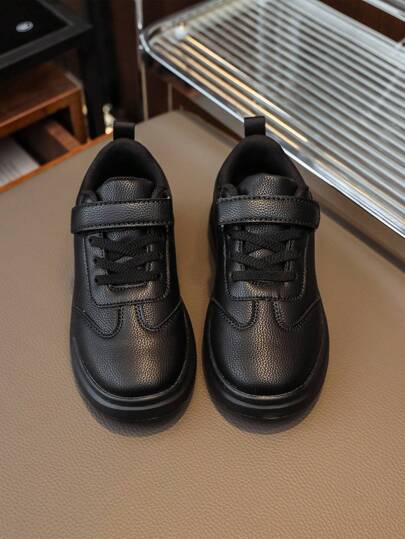 Un paio di nuove scarpe per bambini, scarpe nere per bambini, scarpe sportive comode per ragazze con suole antiscivolo, scarpe da studente bianche, scarpe da ragazzo con cinturino di fissaggio, scarpe nere da scuola sintetica per ragazzi, scarpe scolastiche bianche e confortevoli per ragazzi e scarpe da festa per ragazzi.
