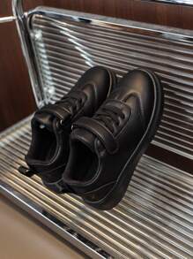 Un par de zapatos nuevos para niños, zapatos negros para niños, cómodos zapatos deportivos para niñas con suelas antideslizantes, zapatos blancos para estudiantes, zapatos para niños con cierre de gancho y bucle, zapatos escolares de PU negro para niños, zapatos escolares blancos cómodos para niños y zapatos de festivales para niños.