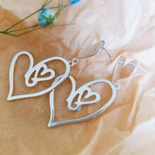 1對時尚極簡主義金色可愛心形垂墜耳環 - 大小桃心 - 查看 2