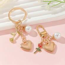 1 件 2024 创意新款心形和桃形钥匙扣，搭配简约时尚的金属玫瑰花和珍珠吊饰，可作为朋友纪念品礼物。可用作包包吊坠钥匙链吊饰 - 金色 - 查看 1