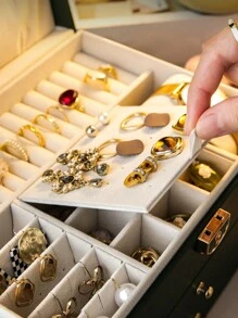 1個高端精細珠寶收納盒,帶有大容量隔層,適用於項鍊、耳環和黃金配飾,使用皮革材料