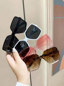 男女皆宜的方形全框时尚眼镜，适合日常佩戴，也可搭配波西米亚风沙滩配饰。