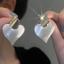 1對女士金屬心形極簡風格耳環,時尚大膽,適用於派對,情人節禮物,友人禮物,日常服飾搭配 - 愛心撞色耳環 - 查看 7