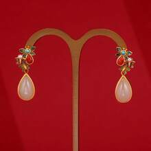 1對風女性復古搪瓷工藝鑲嵌人造和田玉和薔薇石蝴蝶耳釘,適合日常佩戴,完美搭配旗袍或旗袍裙 - 杏色 - 查看 6