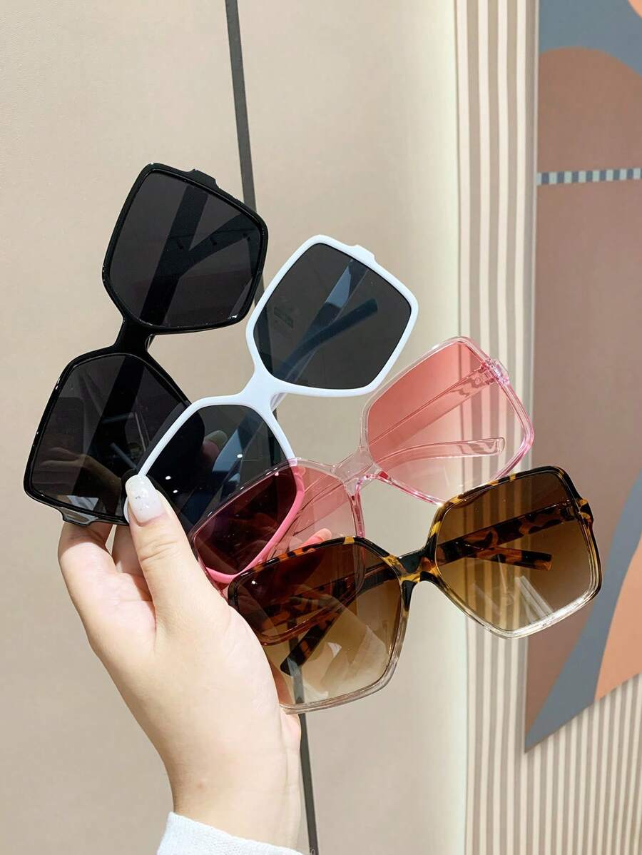 男女皆宜的方形全框时尚眼镜，适合日常佩戴，也可搭配波西米亚风沙滩配饰。