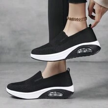 女士新款時尚舒適的滑步運動休閒鞋,適合廣場舞,采用透氣舒適面料,厚底,增高氣墊,大尺碼,適用於跨境銷售 - 黑與白 - 查看 2