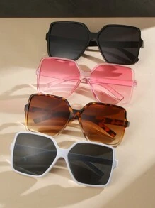 男女皆宜的方形全框时尚眼镜，适合日常佩戴，也可搭配波西米亚风沙滩配饰。