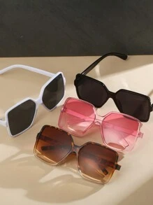 男女皆宜的方形全框时尚眼镜，适合日常佩戴，也可搭配波西米亚风沙滩配饰。