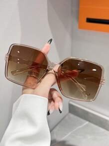 男女皆宜的方形全框时尚眼镜，适合日常佩戴，也可搭配波西米亚风沙滩配饰。